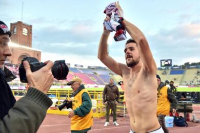 Destro si accascia al suolo: Bologna-ansia per l’infortunio di Mattia