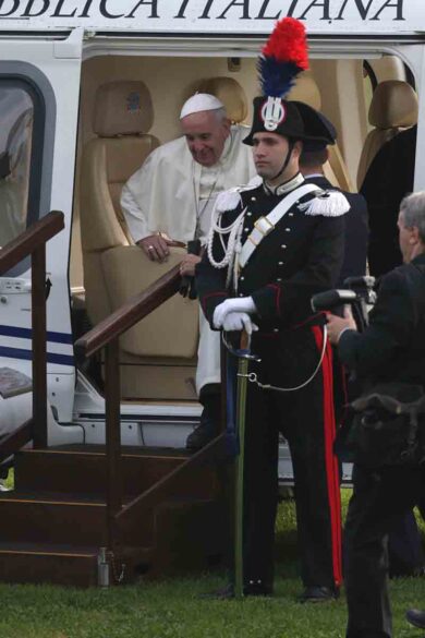 Firenze, migliaia di fedeli per Francesco. “La fede è rivoluzionaria”