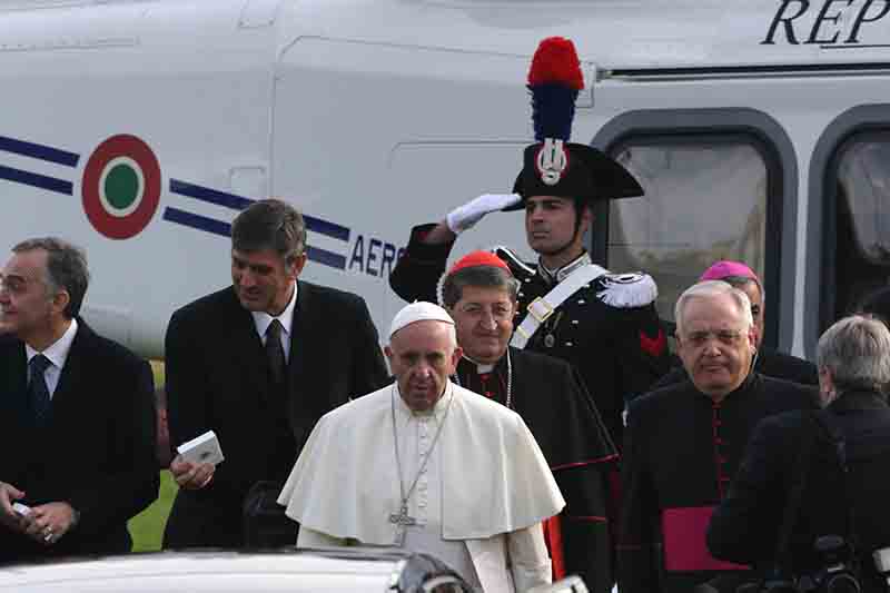 Firenze, migliaia di fedeli per Francesco. “La fede è rivoluzionaria”