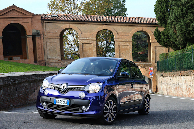 RENAULT TWINGO LOVELY, ogni strada è una passerella RENAULT TWINGO LOVELY, ogni strada è una passerella