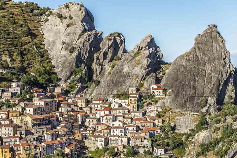 Viaggi, le foto delle città nella roccia più suggestive d’Italia Viaggi, le foto delle città nella roccia più suggestive d’Italia
