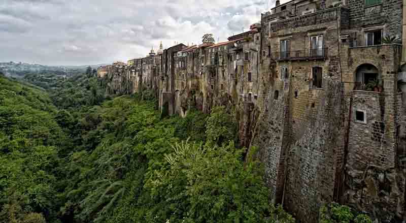 Viaggi, le foto delle città nella roccia più suggestive d’Italia Viaggi, le foto delle città nella roccia più suggestive d’Italia