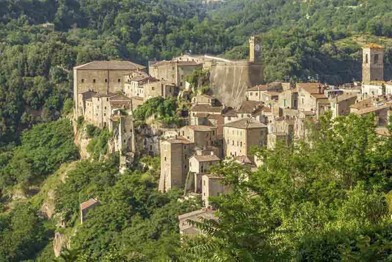 Viaggi, le foto delle città nella roccia più suggestive d’Italia Viaggi, le foto delle città nella roccia più suggestive d’Italia