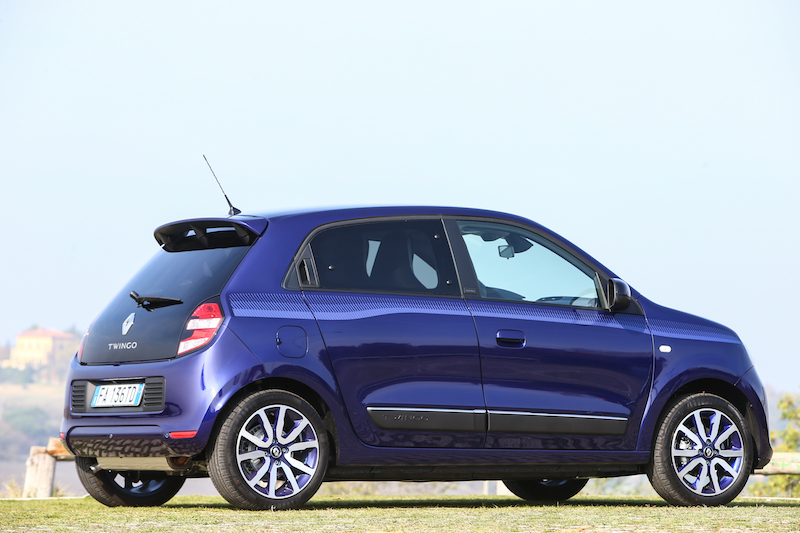 RENAULT TWINGO LOVELY, ogni strada è una passerella RENAULT TWINGO LOVELY, ogni strada è una passerella