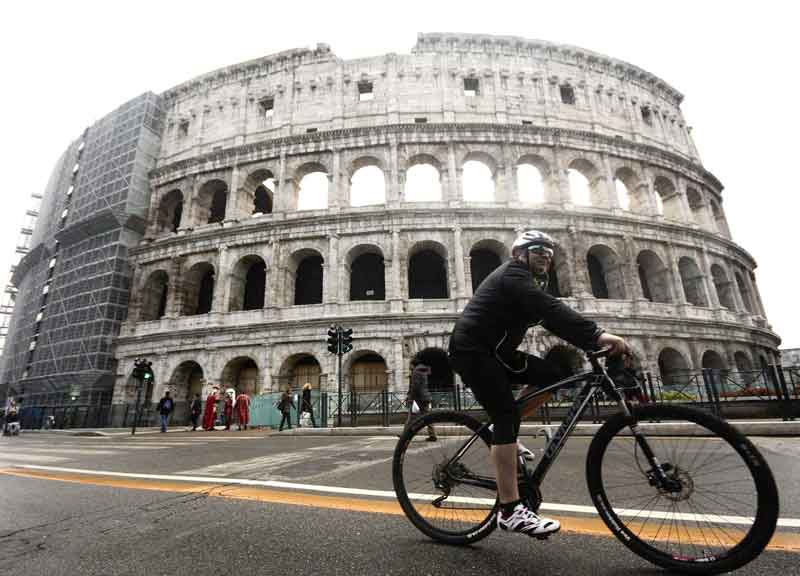 Aria tossica, auto vietate a Roma dalle 7.30 alle 20.30 Aria tossica, auto vietate a Roma dalle 7.30 alle 20.30