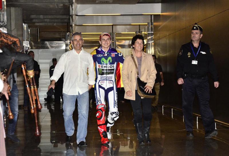 Jorge Lorenzo si ustiona la gamba durante la festa a Maiorca Jorge Lorenzo si ustiona la gamba durante la festa a Maiorca