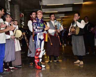 Jorge Lorenzo si ustiona la gamba durante la festa a Maiorca