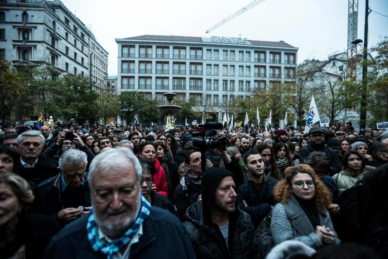 Parigi, migliaia in piazza a Milano. Il questore: “Livello di sicurezza altissimo” Parigi, migliaia in piazza a Milano. Il questore: “Livello di sicurezza altissimo”