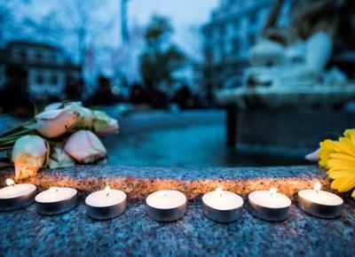 Parigi, migliaia in piazza a Milano. Il questore: “Livello di sicurezza altissimo” Parigi, migliaia in piazza a Milano. Il questore: “Livello di sicurezza altissimo”