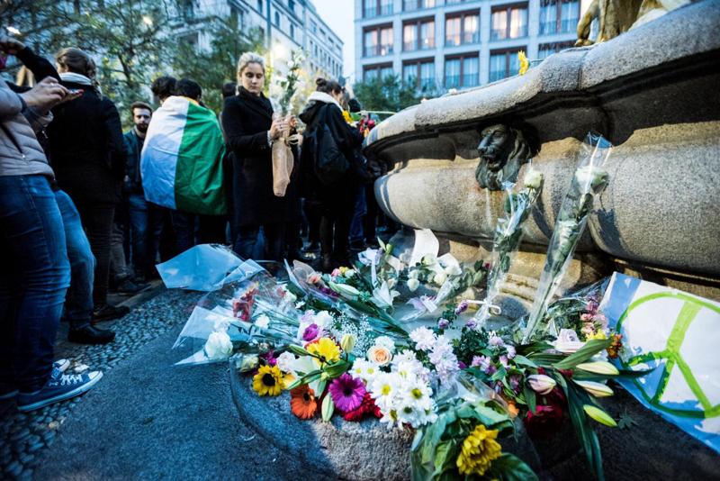 Parigi, migliaia in piazza a Milano. Il questore: “Livello di sicurezza altissimo” Parigi, migliaia in piazza a Milano. Il questore: “Livello di sicurezza altissimo”