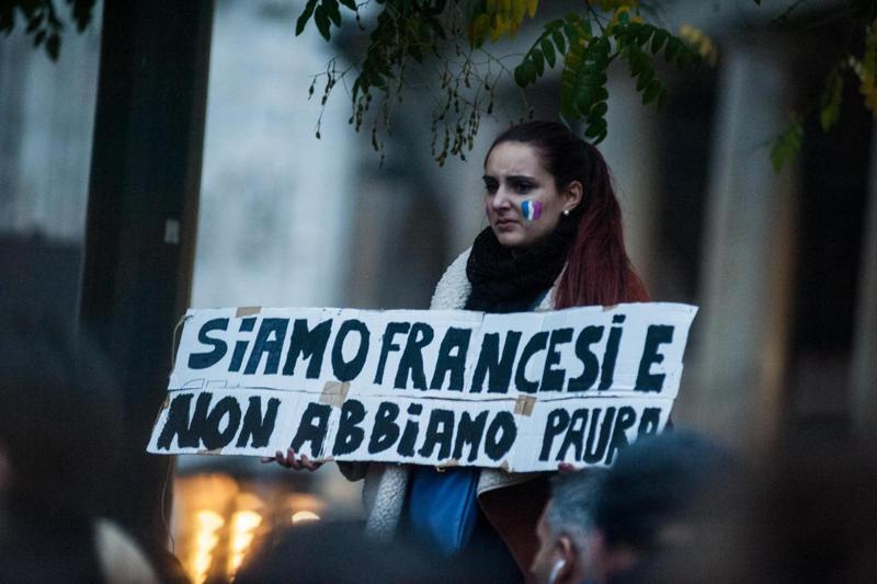 Parigi, migliaia in piazza a Milano. Il questore: “Livello di sicurezza altissimo” Parigi, migliaia in piazza a Milano. Il questore: “Livello di sicurezza altissimo”
