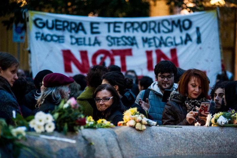 Parigi, migliaia in piazza a Milano. Il questore: “Livello di sicurezza altissimo” Parigi, migliaia in piazza a Milano. Il questore: “Livello di sicurezza altissimo”