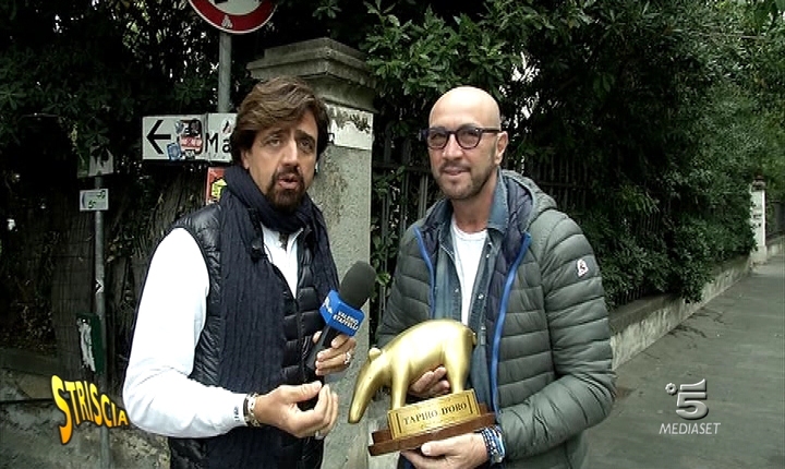 Zenga, ecco il Tapiro di Striscia. Poi Ferrero e Cassano… Zenga, ecco il Tapiro di Striscia. Poi Ferrero e Cassano…