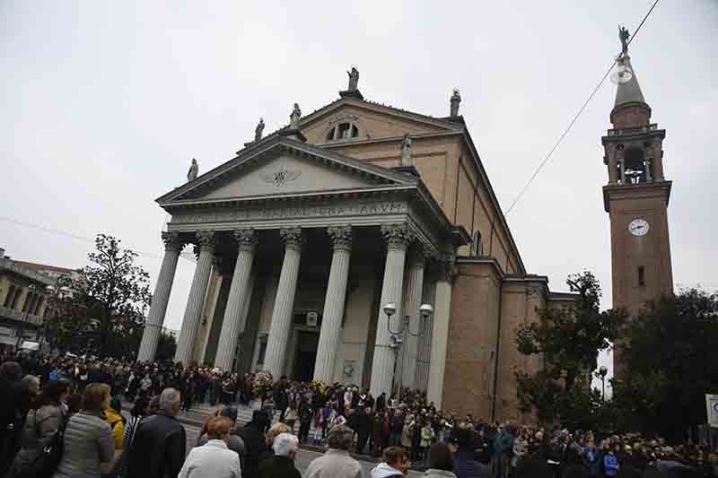 Moira Orfei, funerale con carrozza trainata da cavalli bianchi. LE FOTO Moira Orfei, funerale con carrozza trainata da cavalli bianchi. LE FOTO