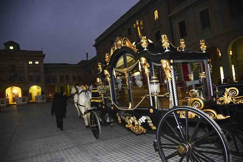 Moira Orfei, funerale con carrozza trainata da cavalli bianchi. LE FOTO Moira Orfei, funerale con carrozza trainata da cavalli bianchi. LE FOTO