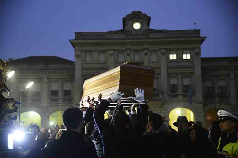 Moira Orfei, funerale con carrozza trainata da cavalli bianchi. LE FOTO Moira Orfei, funerale con carrozza trainata da cavalli bianchi. LE FOTO