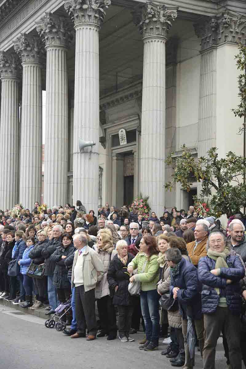 Moira Orfei, funerale con carrozza trainata da cavalli bianchi. LE FOTO Moira Orfei, funerale con carrozza trainata da cavalli bianchi. LE FOTO