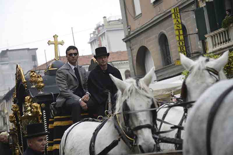 Moira Orfei, funerale con carrozza trainata da cavalli bianchi. LE FOTO Moira Orfei, funerale con carrozza trainata da cavalli bianchi. LE FOTO
