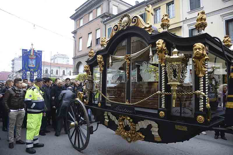 Moira Orfei, funerale con carrozza trainata da cavalli bianchi. LE FOTO Moira Orfei, funerale con carrozza trainata da cavalli bianchi. LE FOTO