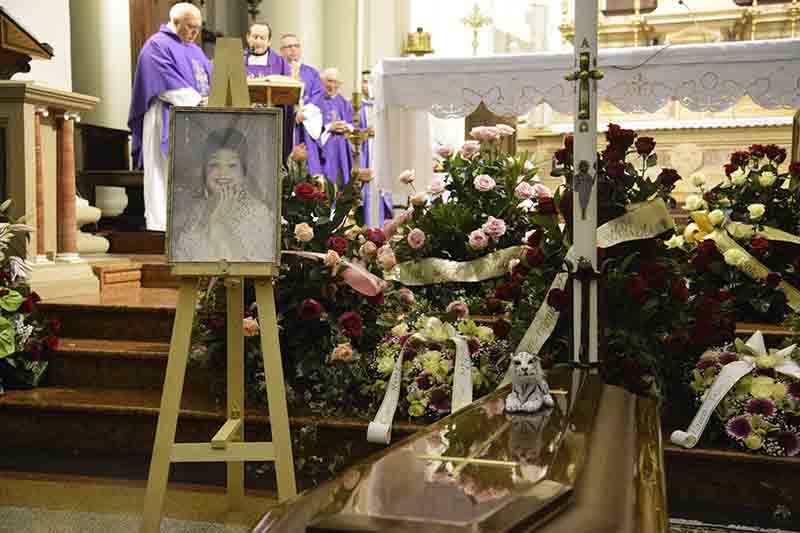 Moira Orfei, funerale con carrozza trainata da cavalli bianchi. LE FOTO Moira Orfei, funerale con carrozza trainata da cavalli bianchi. LE FOTO