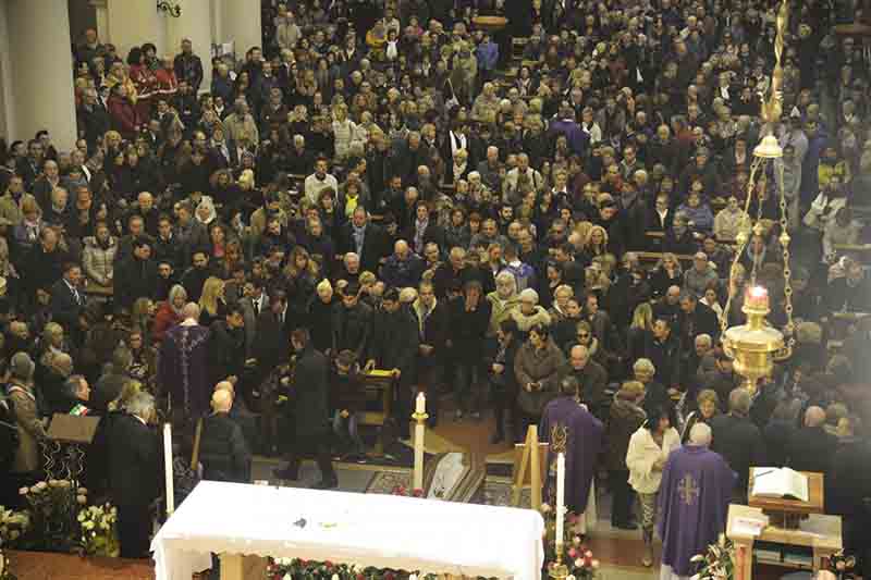 Moira Orfei, funerale con carrozza trainata da cavalli bianchi. LE FOTO Moira Orfei, funerale con carrozza trainata da cavalli bianchi. LE FOTO