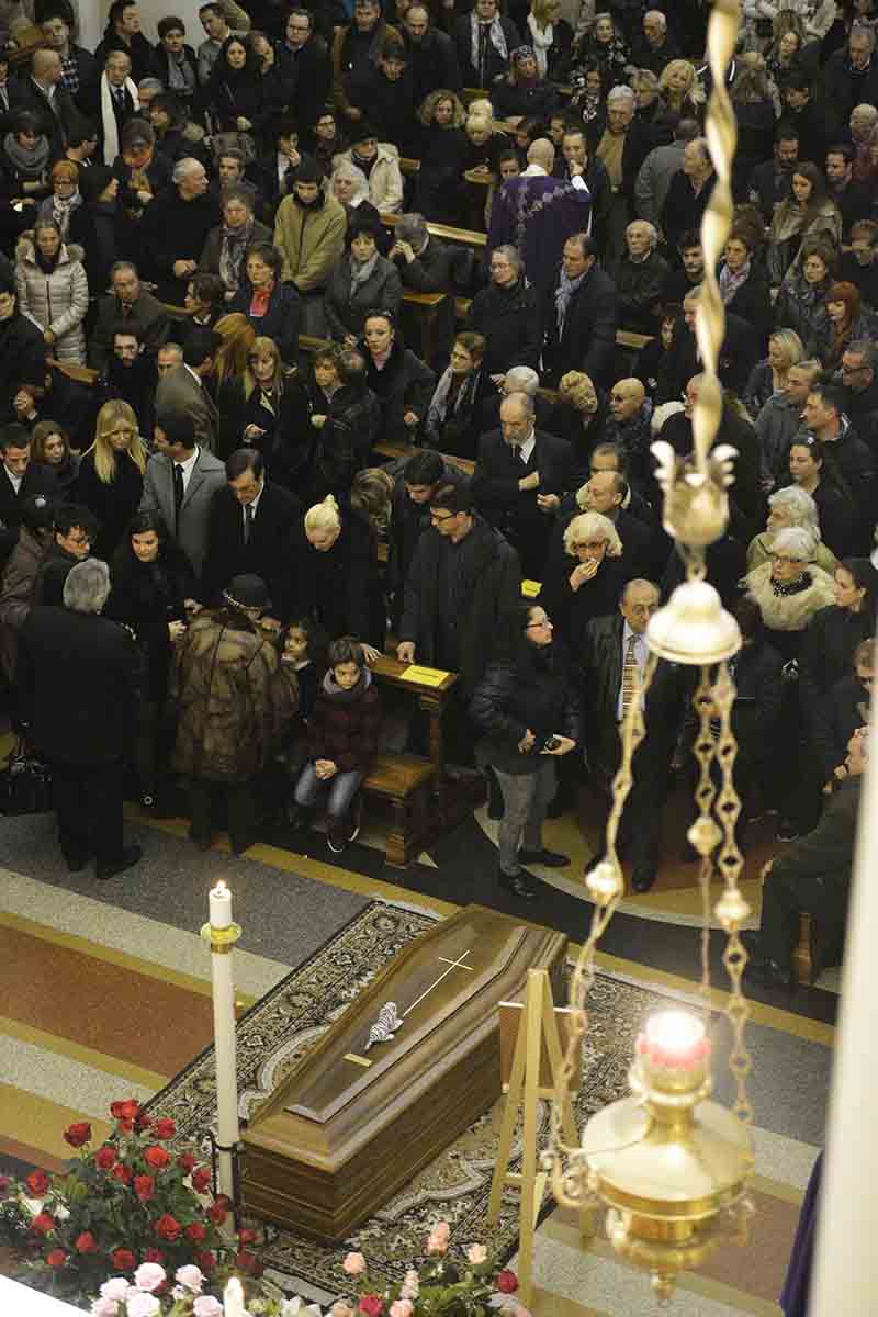 Moira Orfei, funerale con carrozza trainata da cavalli bianchi. LE FOTO Moira Orfei, funerale con carrozza trainata da cavalli bianchi. LE FOTO