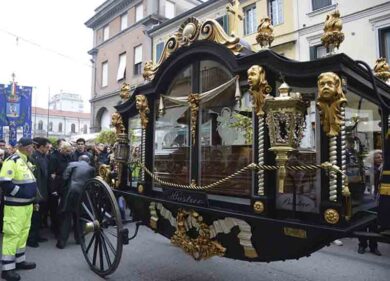 Moira Orfei, funerale con carrozza trainata da cavalli bianchi. LE FOTO