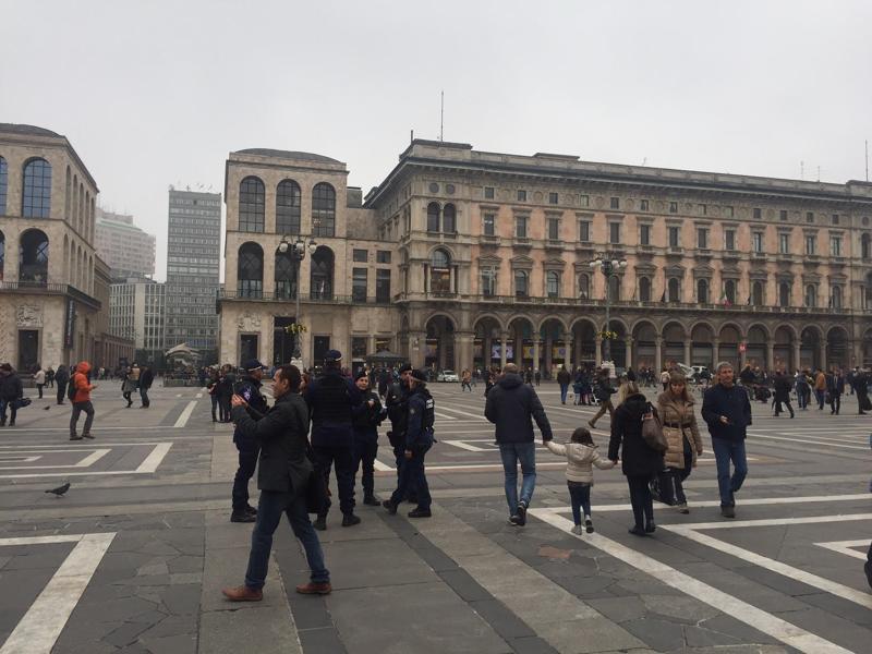 Allerta Isis, Milano blindata. Ma manca il nuovo prefetto. FOTO Allerta Isis, Milano blindata. Ma manca il nuovo prefetto. FOTO