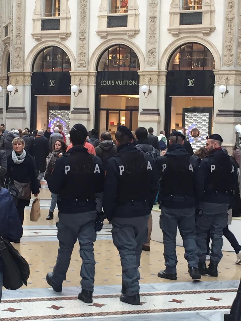 Allerta Isis, Milano blindata. Ma manca il nuovo prefetto. FOTO Allerta Isis, Milano blindata. Ma manca il nuovo prefetto. FOTO