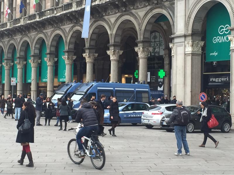 Allerta Isis, Milano blindata. Ma manca il nuovo prefetto. FOTO Allerta Isis, Milano blindata. Ma manca il nuovo prefetto. FOTO