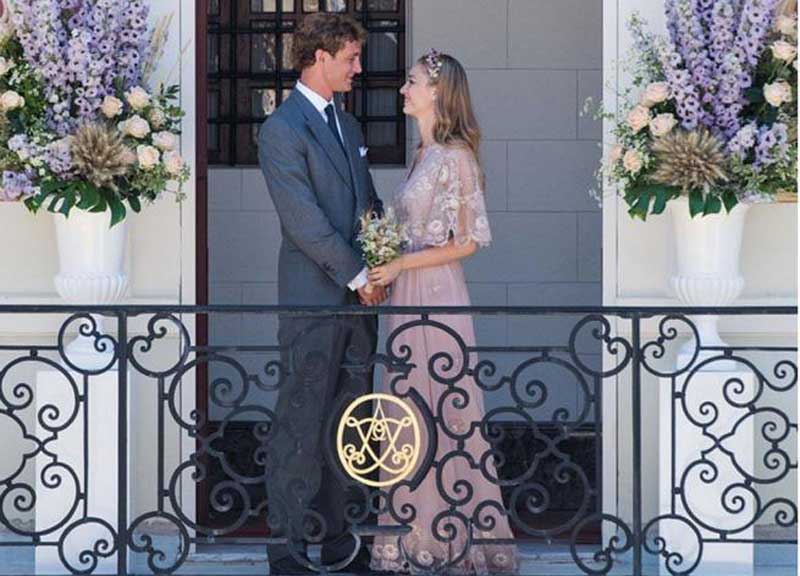 Beatrice Borromeo e Pierre Casiraghi al balcone da marito e moglie. FOTO Beatrice Borromeo e Pierre Casiraghi al balcone da marito e moglie. FOTO