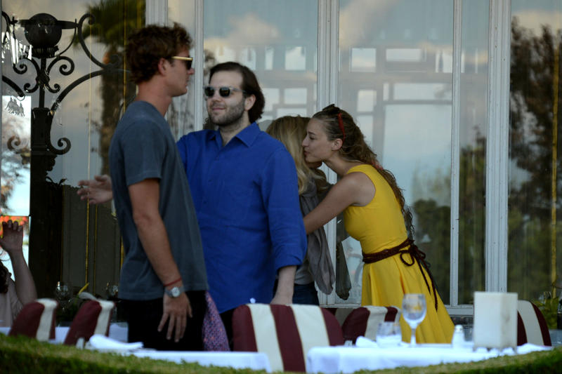 Beatrice Borromeo e Pierre Casiraghi al balcone da marito e moglie. FOTO Beatrice Borromeo e Pierre Casiraghi al balcone da marito e moglie. FOTO