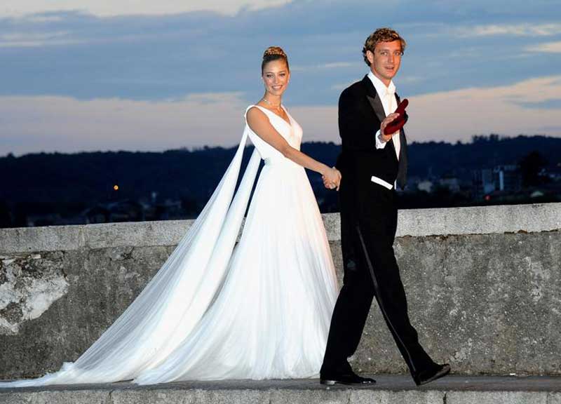 Beatrice Borromeo e Pierre Casiraghi al balcone da marito e moglie. FOTO Beatrice Borromeo e Pierre Casiraghi al balcone da marito e moglie. FOTO