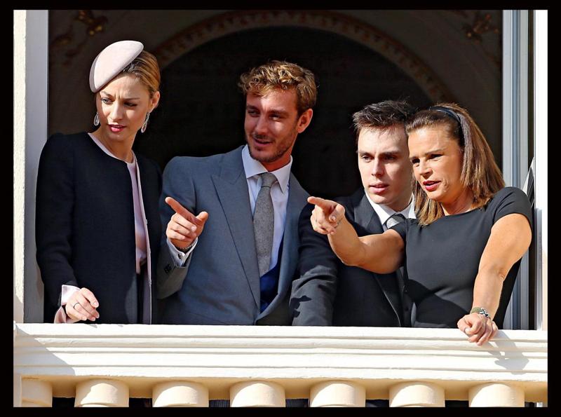 Beatrice Borromeo e Pierre Casiraghi al balcone da marito e moglie. FOTO Beatrice Borromeo e Pierre Casiraghi al balcone da marito e moglie. FOTO