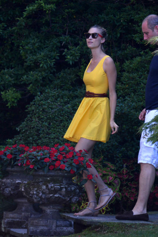 Beatrice Borromeo e Pierre Casiraghi al balcone da marito e moglie. FOTO Beatrice Borromeo e Pierre Casiraghi al balcone da marito e moglie. FOTO