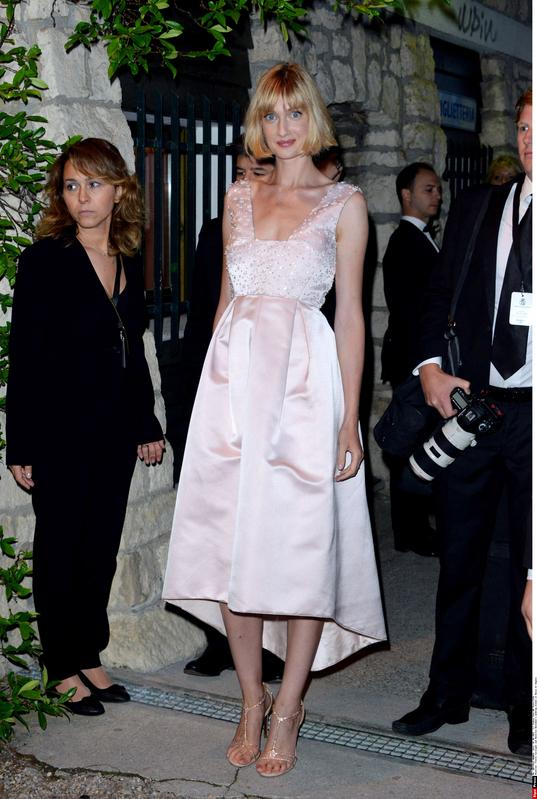 Beatrice Borromeo e Pierre Casiraghi al balcone da marito e moglie. FOTO Beatrice Borromeo e Pierre Casiraghi al balcone da marito e moglie. FOTO