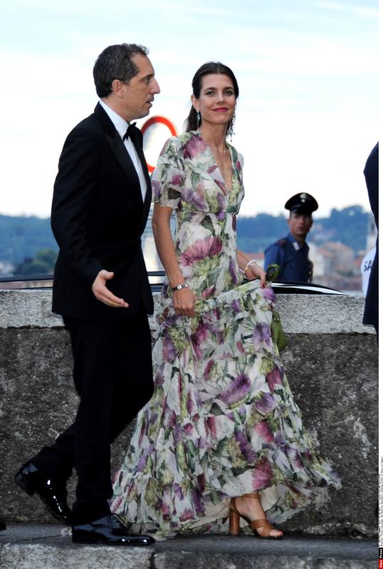 Beatrice Borromeo e Pierre Casiraghi al balcone da marito e moglie. FOTO Beatrice Borromeo e Pierre Casiraghi al balcone da marito e moglie. FOTO