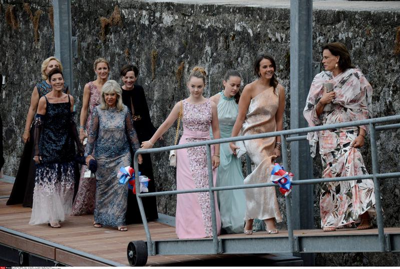 Beatrice Borromeo e Pierre Casiraghi al balcone da marito e moglie. FOTO Beatrice Borromeo e Pierre Casiraghi al balcone da marito e moglie. FOTO