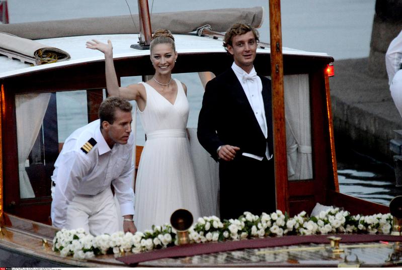 Beatrice Borromeo e Pierre Casiraghi al balcone da marito e moglie. FOTO Beatrice Borromeo e Pierre Casiraghi al balcone da marito e moglie. FOTO