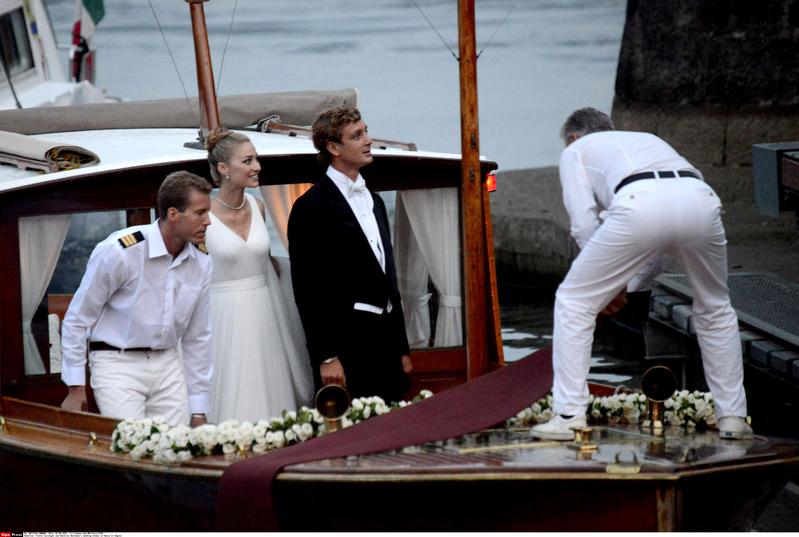 Beatrice Borromeo e Pierre Casiraghi al balcone da marito e moglie. FOTO Beatrice Borromeo e Pierre Casiraghi al balcone da marito e moglie. FOTO