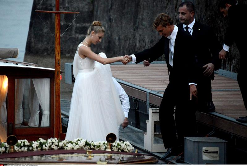 Beatrice Borromeo e Pierre Casiraghi al balcone da marito e moglie. FOTO Beatrice Borromeo e Pierre Casiraghi al balcone da marito e moglie. FOTO