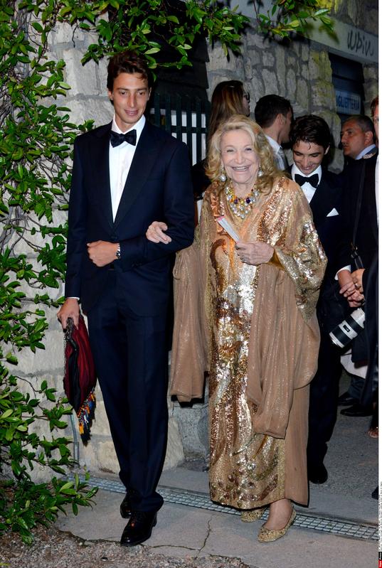 Beatrice Borromeo e Pierre Casiraghi al balcone da marito e moglie. FOTO Beatrice Borromeo e Pierre Casiraghi al balcone da marito e moglie. FOTO