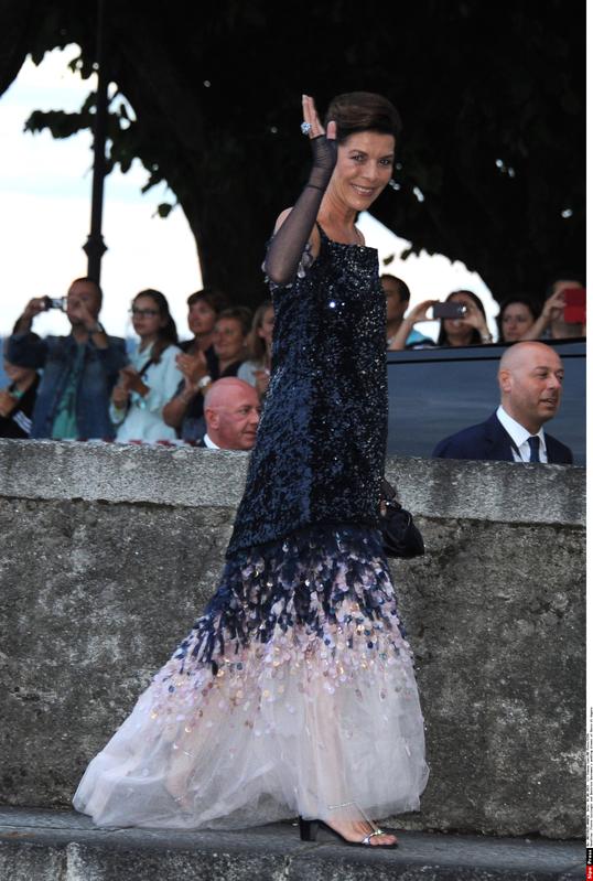 Beatrice Borromeo e Pierre Casiraghi al balcone da marito e moglie. FOTO Beatrice Borromeo e Pierre Casiraghi al balcone da marito e moglie. FOTO