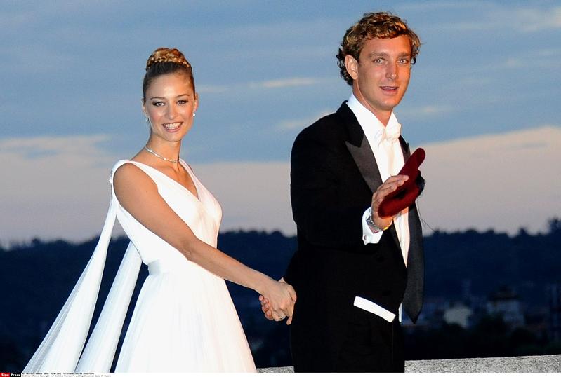 Beatrice Borromeo e Pierre Casiraghi al balcone da marito e moglie. FOTO Beatrice Borromeo e Pierre Casiraghi al balcone da marito e moglie. FOTO
