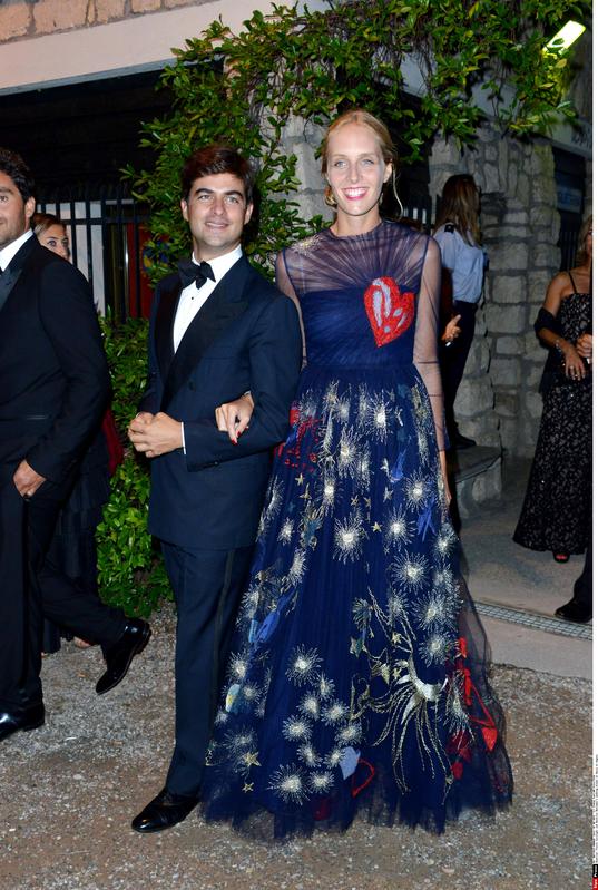 Beatrice Borromeo e Pierre Casiraghi al balcone da marito e moglie. FOTO Beatrice Borromeo e Pierre Casiraghi al balcone da marito e moglie. FOTO