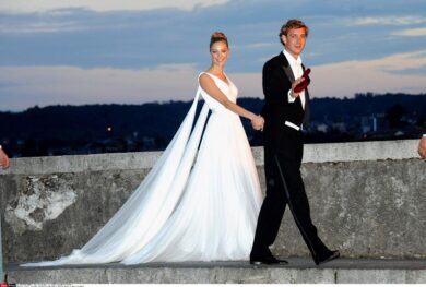 Beatrice Borromeo e Pierre Casiraghi al balcone da marito e moglie. FOTO