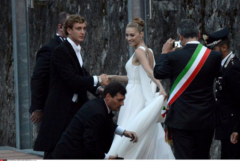 Beatrice Borromeo e Pierre Casiraghi al balcone da marito e moglie. FOTO Beatrice Borromeo e Pierre Casiraghi al balcone da marito e moglie. FOTO