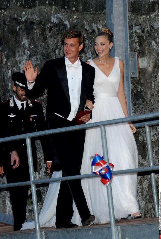 Beatrice Borromeo e Pierre Casiraghi al balcone da marito e moglie. FOTO Beatrice Borromeo e Pierre Casiraghi al balcone da marito e moglie. FOTO