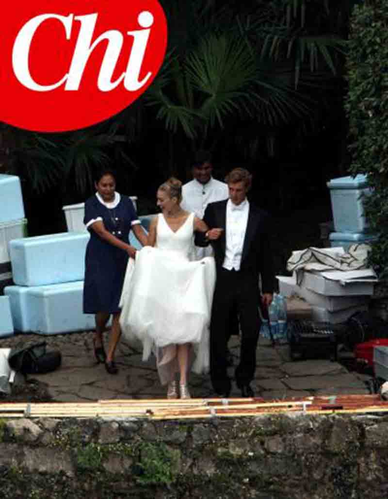 Beatrice Borromeo e Pierre Casiraghi al balcone da marito e moglie. FOTO Beatrice Borromeo e Pierre Casiraghi al balcone da marito e moglie. FOTO