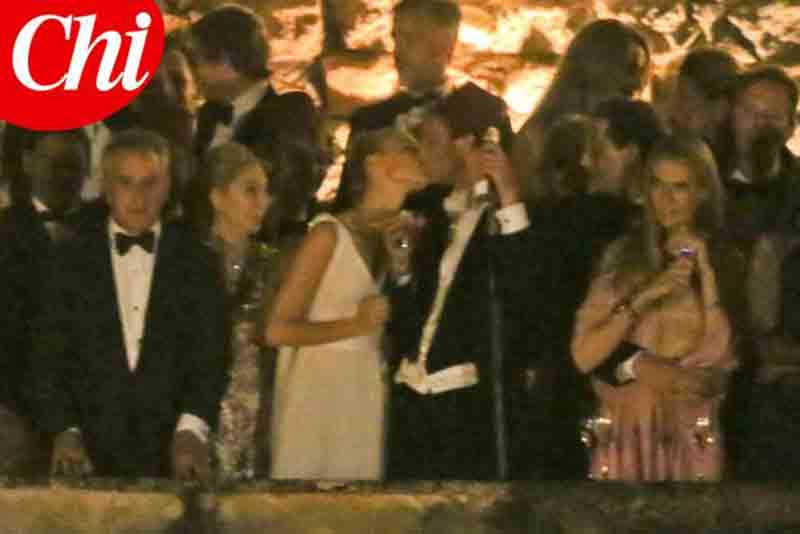 Beatrice Borromeo e Pierre Casiraghi al balcone da marito e moglie. FOTO Beatrice Borromeo e Pierre Casiraghi al balcone da marito e moglie. FOTO